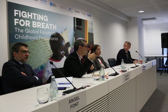 Àngel Font, from La Caixa; Quique Bassat, chair of the steering committee of the Global Forum on Child Pneumonia; Carmen Molina, UNICEF; Kevin Watkins, Save the Children UK, at a press conference in Barcelona (by Laura Fíguls)