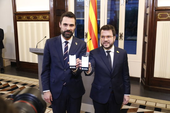 Parliament speaker, Roger Torrent, and Vice President of the Government, Pere Aragonès, showing the Generalitat's budgets on their cell phones (by Gerard Artigas)