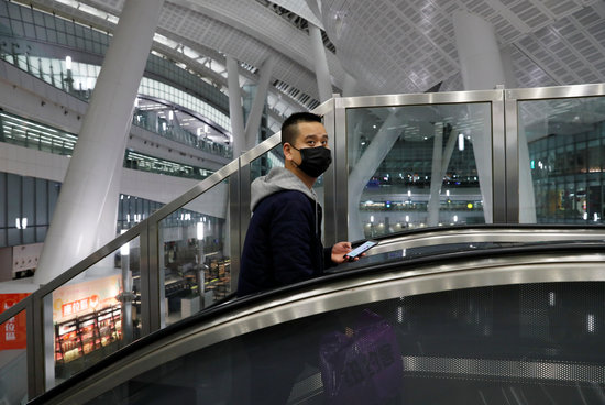A train passenger wears a face mask in Hong Kong (by REUTERS / Tyrone Siu)