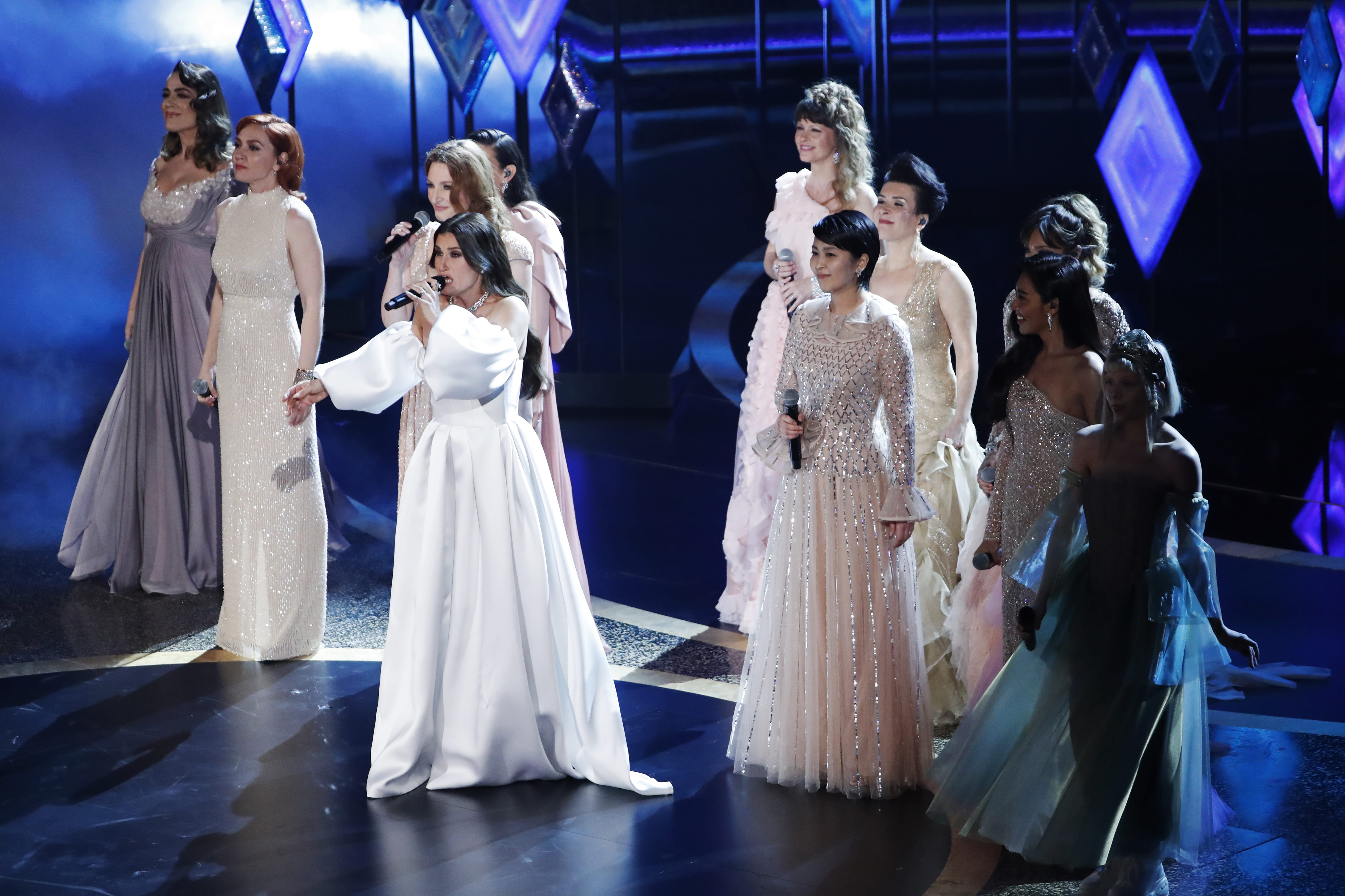 Idina Menzel on stage at the 92nd Academy Awards accompanied by Catalan singer Gisela and other international Frozen 2 singers (by Reuters/Mario Anzuoni)
