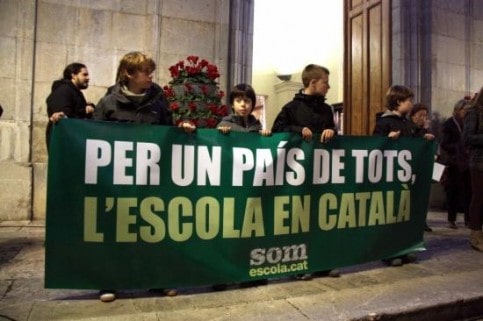 Children in Tarragona demonstrate with banner: 'For a country for all, school in Catalan' (by R. Segura)