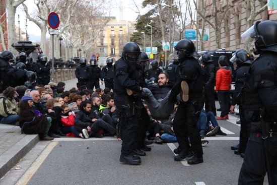 A protester is removed by police in front of the Catalan High Court, February 23, 2018 (by Andrea Zamorano)