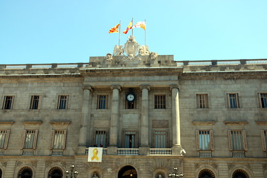 Barcelona City Council offices with yellow ribbon displayed, June 17, 2019 (by Miquel Codolar)