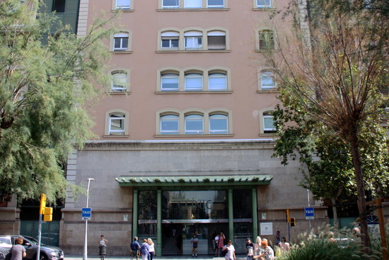 Image of Barcelona's Hospital Clínic façade, on August 23, 2019 (by Joana Garreta)