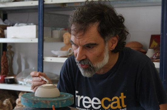 Jordi Cuixart paints a ceramic piece during his time in prison (photo from Cuixart's Twitter account)
