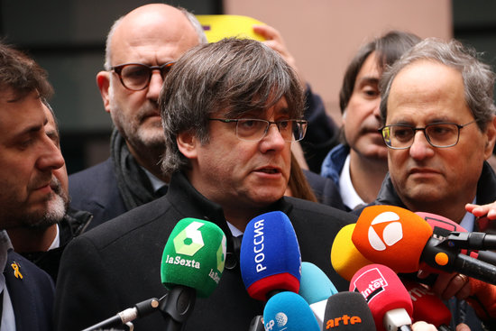 Former president Carles Puigdemont speaks to press surrounded by party colleagues, January 13, 2020 (by Natàlia Segura)