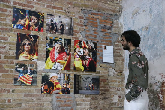 A man looks at photographs of a constitutionalist rally in the exhibition 'Catalonia. The two faces', at the Filippo Ioco Studio & Gallery in Poblenou. Thursday, January 16, 2020 (Pau Cortina)