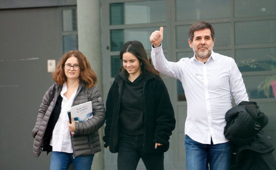 Jordi Sànchez leaves Lledoners prison accompanied by his partner and daughter after being granted leave for 48 hours in January, 2020 (by Blanca Blay)