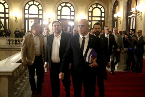 Former Vice President Oriol Junqueras and former Minister Raül Romeva, with speaker Roger Torrent, at the commission investigating direct rule, January 28, 2020. (by Rafa Garridol)