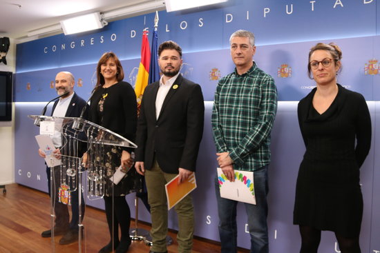 Mireia Vehí (CUP), Oskar Matute (EH Bildu), Gabriel Rufián (ERC), Laura Borràs (JxCat) and Nestor Rego (BNG) in the press room in congress before reading the their manifesto rejecting the monarchy, February 3, 2020 (by Andrea Zamorano)