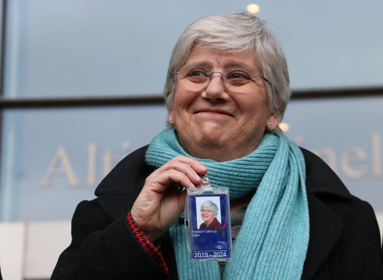JxCat MEP, Clara Ponsatí, shows off her EU parliament accreditation in Brussels, February 5, 2020 (by Natàlia Segura)