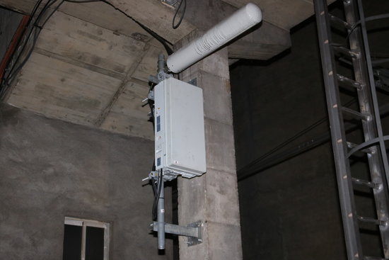 5G network router installed at Barcelona's Plaça Espanya train station (by Aina Martí)