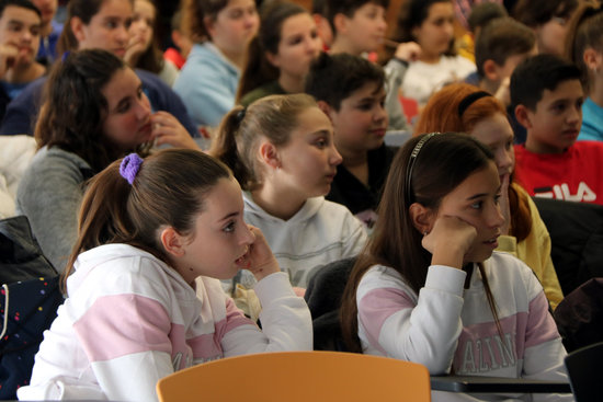 A group of girls listen to a talk during the '100tífiques' initiative at ICIQ headquarters in Tarragona,  February 11, 2020 (by Roger Segura)