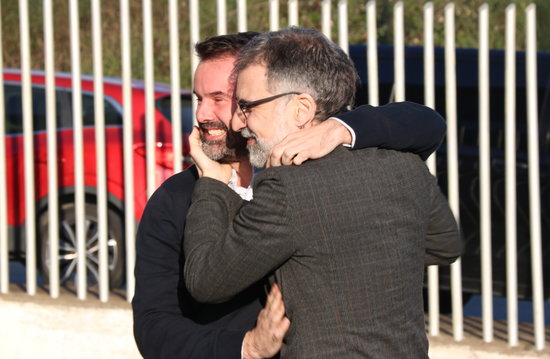 Jailed activist Jordi Cuixart embraces a colleague from the company Aranow, where Cuixart was granted permission to work a number of days a week while still in prison (by Norma Vidal)