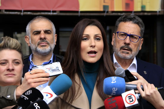 Ciutadans leader Lorena Roldán speaks to the press surrounded by party colleagues on February 16, 2020 (by Laura Fíguls)