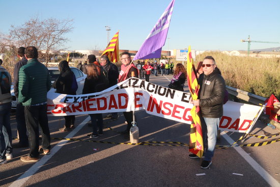 Workers in the petrochemical industry in Tarragona go on strike to demand better safety standards and information (by Eloi Tost)