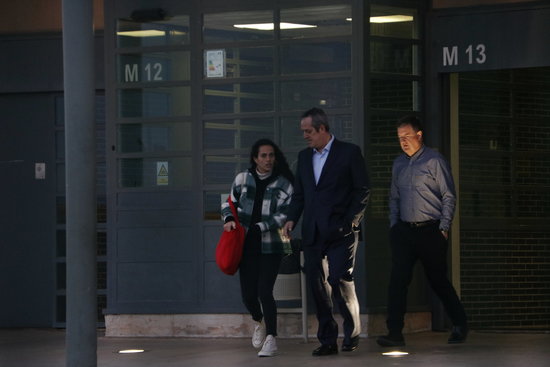 Quim Forn leaves the Lledoners prison with his daughter after being granted daytime leave (by Gemma Aleman)