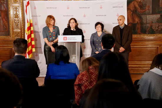 Barcelona mayor Ada Colau meets with representatives from the city's Chinese community (by Blanca Blay)