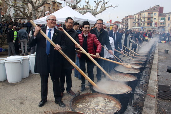 Chef Carme Ruscalleda, and various dignitaries, stirring pots and cooking Ranxo in Ponts, February 25, 2020 (by Albert Lijarcio)