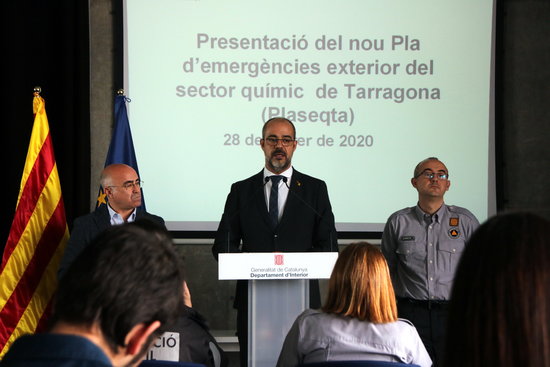 Interior Minister, Miquel Buch; Sergio Delgado, Civil Protection; and Government delegate, Oscar Peris, at a press conference on Plaseqta, February 28, 2020 (by Roger Segura)