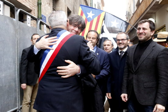 The Catalan former president, Carles Puigdemont, hugs the mayor of Perpignan, Jean-Marc Pujol, outside Perpignan city council, on February 29, 2020 (by Xavier Pi)