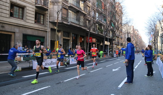 Runners taking part in the 2017 Barcelona marathon (by Júlia Pérez)