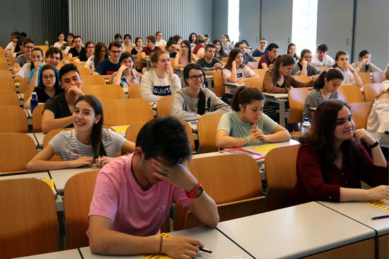 Students preparing to begin an entrance exam at the University of Lleida, June 12, 2018 (by Salvador Miret)
