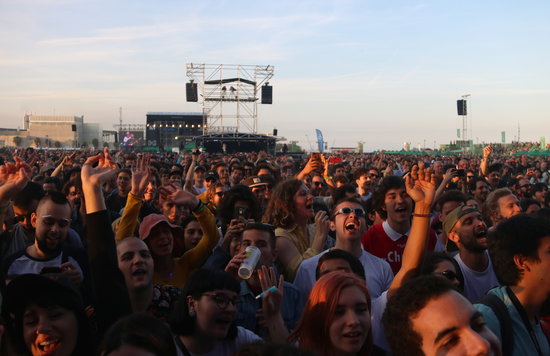 Fans enjoying a performance during the 2019 edition of Primavera Sound (by Violeta Gumà)