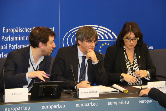 Toni Comín, Carles Puigdemont and Diana Riba at a press conference in the European Parliament, January 13, 2020 (by Laura Pous)