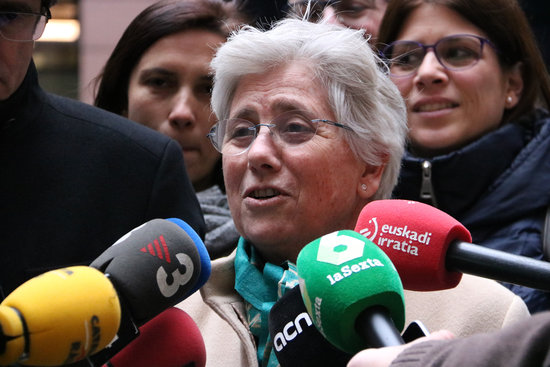 Exiled Catalan MEP Clara Ponsatí speaks to press outside the European Parliament in Strasbourg, February 2020 (by Nazaret Romero)