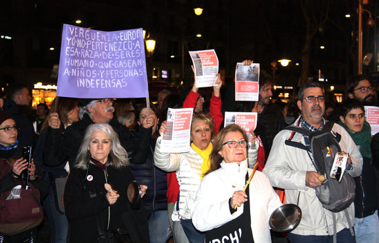 Protesters in front of the European Union delegation denounce the violence on the border between Greece and Turkey on March 3, 2020 (by Marc Vázquez)