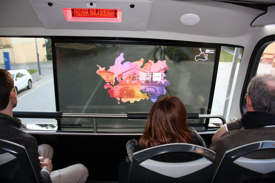 Interior of the Barcelona Tourist Bus showing augmented reality projections powered by 5G technology (by Andrea Figueras)