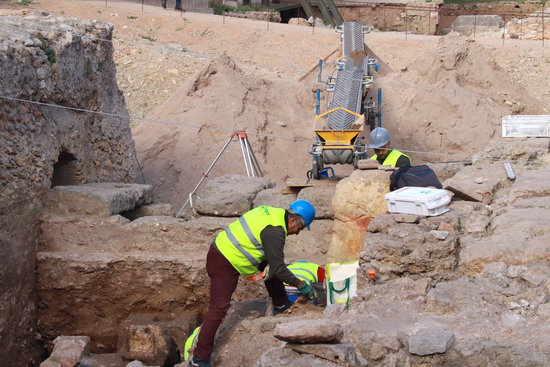 Technicians working during excavations at the Roman theater in Tarragona, March 6, 2020 (by Eloi Tost)