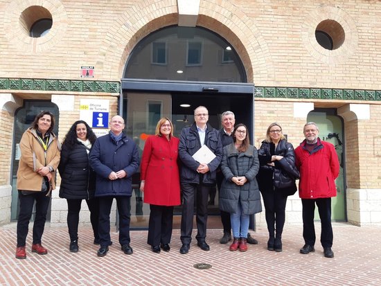 Mayor of Figueres, Agnès Lladó, with representatives of the Friends of the Dalí Museum during the unveiling of the Dalí ant route, March 6, 2020 (by Figueres council)