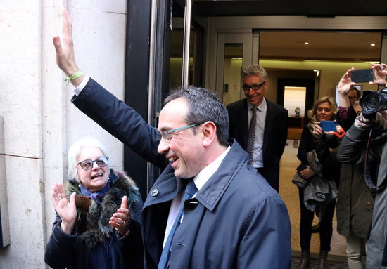 Jailed leader Josep Rull, outside the entrance of MútuaTerrassa building, on March 9, 2020 (by Norma Vidal)