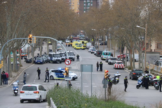 Emergency services attend the scene of a chemical explosion in La Verneda, Barcelona, March 10, 2020 (by Miquel Codolar)