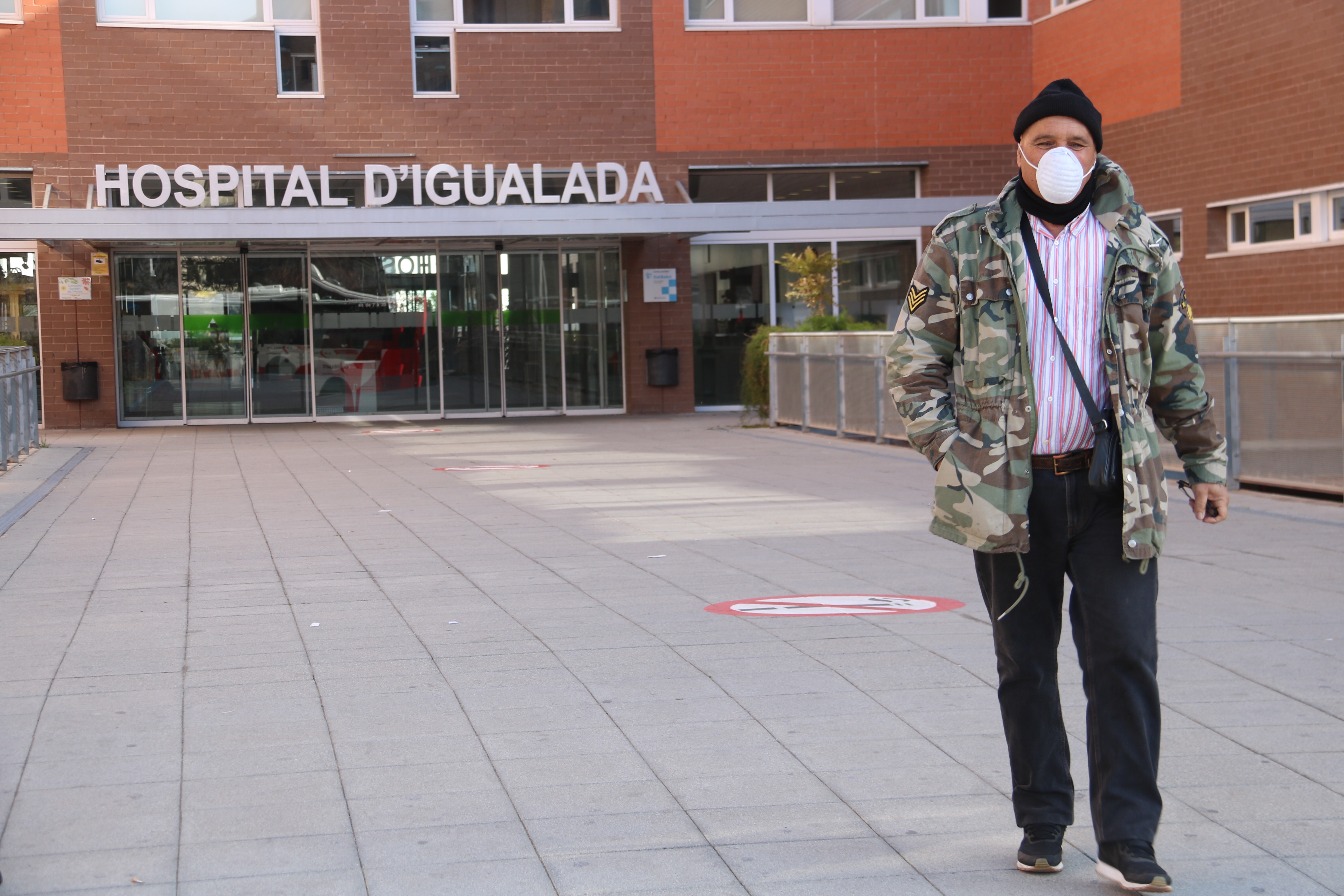 A man leaves Igualada Hospital wearing a mask, March 12, 2020 (by Nia Escolà)
