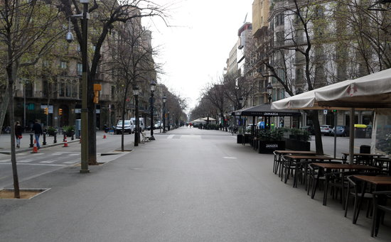 Barcelona's Rambla de Catalunya street with almost no pedestrians on it and bar terraces ordered to close (by Àlex Recolons)