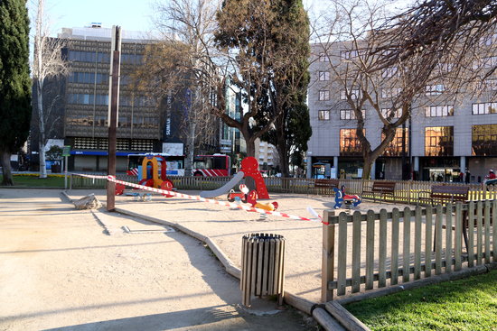A children's playground sealed off by police tape due to the covid-19 coronavirus crisis (by Mar Rovira)