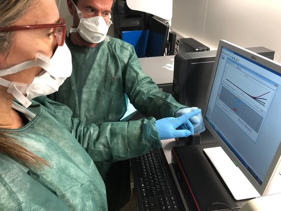 Health workers process samples to detect coronavirus at the Laboratori Clínic Territorial in Girona, March 17, 2020 (by ICS Girona)