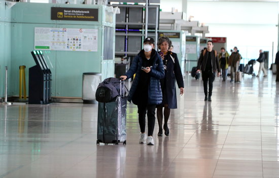 Passengers in Terminal 1 of Barcelona airport, 18 March, 2020 (by Àlex Recolons) 