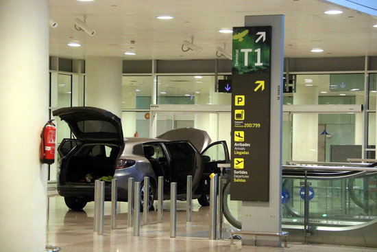 Image of the car used to enter a restricted area in Barcelona airport (by Àlex Recolons)