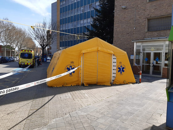 Screening tent outside health center in Igualada, March 21, 2020 (by Igualada council)