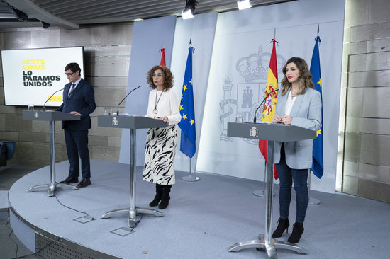 Spain's minister for work, Yolanda Díaz, government spokesperson María Jesús Montero, and health minister Salvador Illa give a press conference during the coronavirus crisis (by Pool Moncloa / Borja Puig de la Bellacasa)