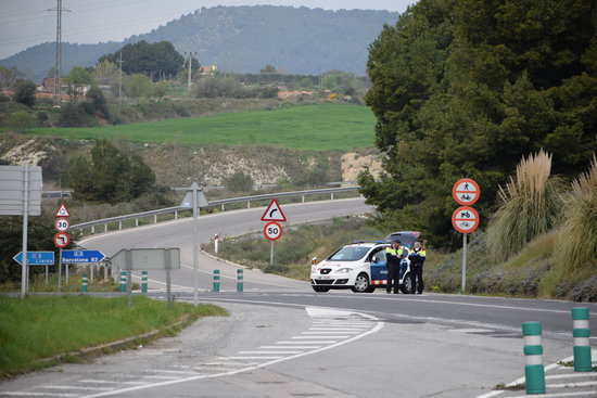 A police checkpoint controls access to Igualada, March 13, 2020 (by Eva Blechová)