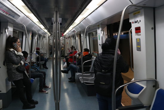 People on board a metro on Barcelona's L5 route (by Albert Cadanet)