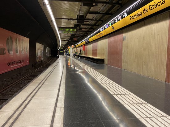 Platform of Passeig de Gràcia metro station, in Barcelona, on March 18, 2020