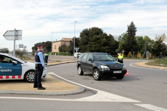 Catalan police performing traffic control checks on a road in southern Catalonia during the state of alarm brought on by the coronavirus crisis (by Salvador Miret)