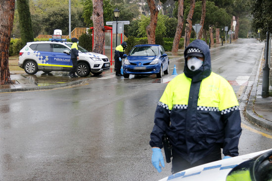 Police controls in the town of Sant Vincenç de Montalt during the coronavirus lockdown (by Jordi Pujolar)