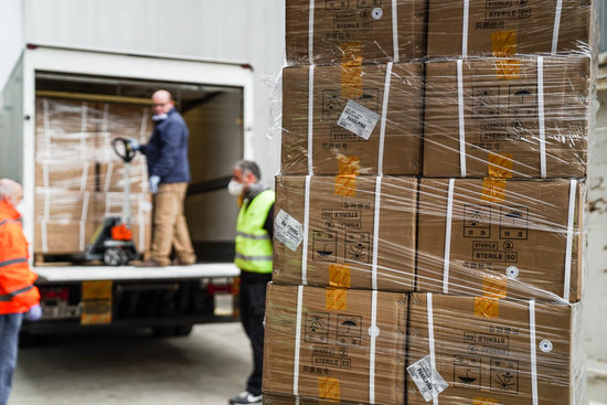 Personal protective equipment from China is unloaded from a lorry, April 2, 2020 (Barcelona city council)